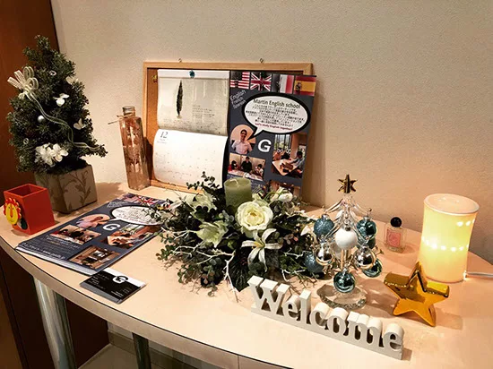 クリスマス装飾をした教室の入口