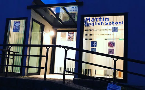 夜のマーティンイングリッシュスクール外観（北九州市小倉南区）