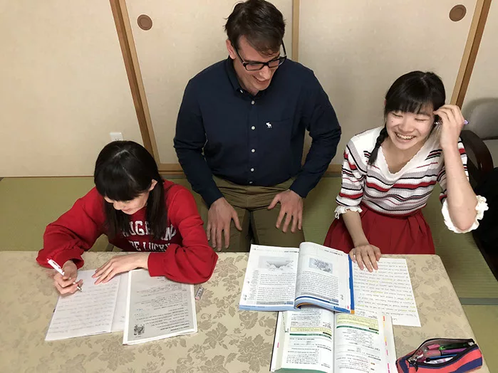 英語を学ぶ生徒たち